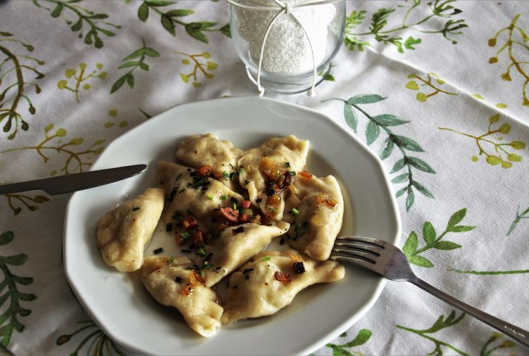 Pierogi domowe z farszem mięsnym, szpinakiem, białym serem, kapustą i pieczarkami.